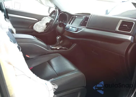 2017 Toyota Highlander Xle z USA, uszkodzony, nr VIN 5TDJZRFH7HS412078